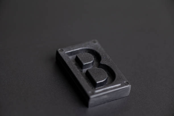 黒の背景にレタープレスb - letter b typescript letterpress alphabet ストックフォトと画像