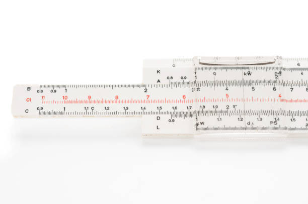 righello diapositiva retrò da vicino su sfondo bianco - slide rule foto e immagini stock