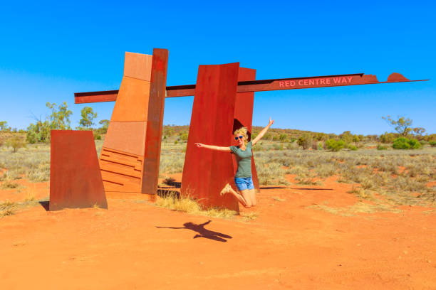 signe rouge de voie de centre - australia nature kings canyon northern territory photos et images de collection