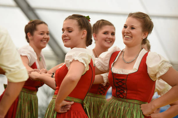 danza folclórica tradicional austriaca - dirndl traditional clothing austria traditional culture fotografías e imágenes de stock