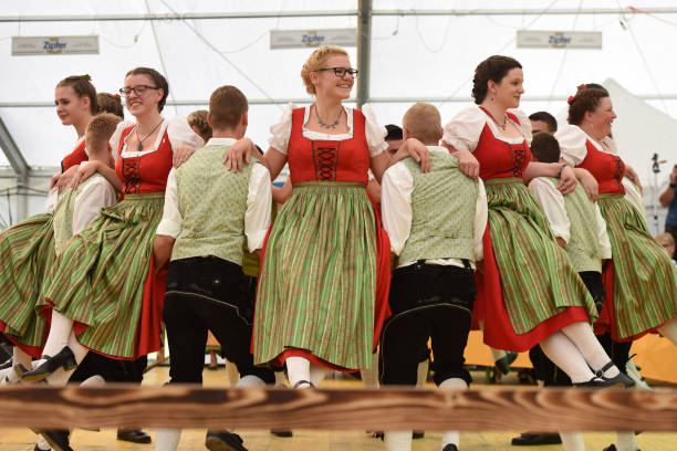 tradycyjny austriacki taniec ludowy - dirndl traditional clothing austria traditional culture zdjęcia i obrazy z banku zdjęć