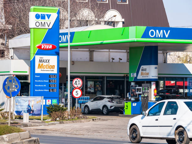 부쿠레슈티의 omv 주유소. omv는 오스트리아 비엔나에 본사를 둔 석유 및 가스 회사입니다. - omv 뉴스 사진 이미지