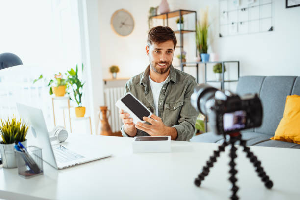 istock Vlogger unboxing phone 1315243658