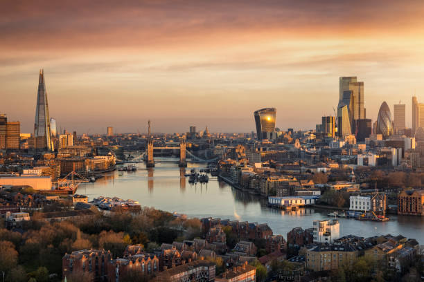 vista panoramica e aerea sullo skyline urbano di londra durante un'alba dorata - tower bridge london england thames river international landmark foto e immagini stock