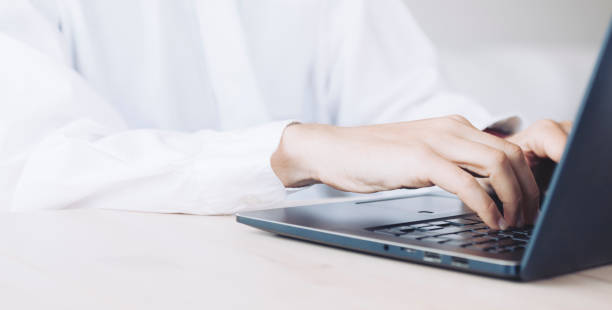 Programador de computadoras hombre escribir a mano en el teclado - foto de stock