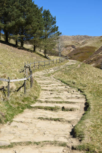 o início da subida da escada de jacob que leva até kinder scout, o ponto mais alto do peak district. - bridle path - fotografias e filmes do acervo