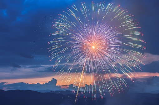 This is the photograph of the fireworks of Suwako Lake Fireworks Festival in Nagano prefecture, Japan.
This festival which 40,000 fireworks are set off is well know in this country, about 500,000 people come to see this fireworks every year.