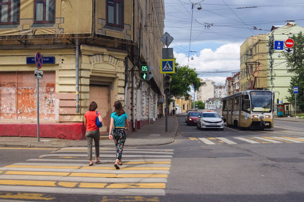 die berühmten alten straßen von moskau - stadtleben an einem sommertag. - zebra walk stock-fotos und bilder