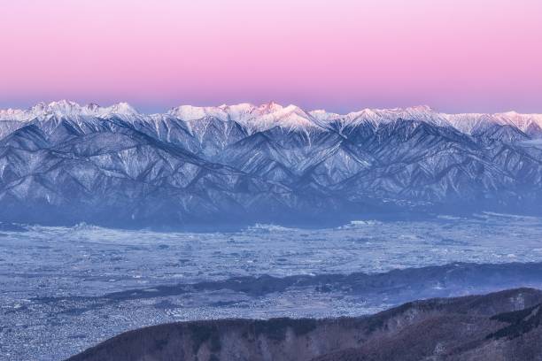 paisaje de amanecer de invierno en las tierras altas de utsukushigahara en la prefectura de nagano, japón - prefectura de nagano fotografías e imágenes de stock