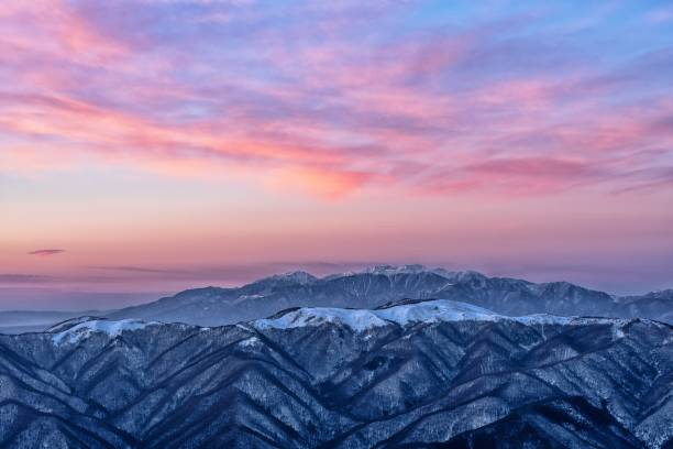 paisaje de amanecer de invierno en las tierras altas de utsukushigahara en la prefectura de nagano, japón - prefectura de nagano fotografías e imágenes de stock