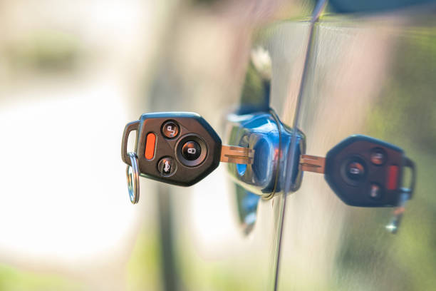 primo passo della porta dell'auto con la chiave che sporge dalla serratura. concetto di veicolo di apertura o chiusura del processo. - car car door door handle foto e immagini stock