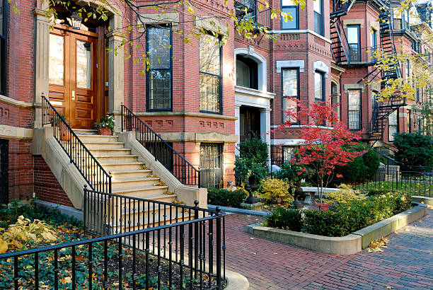 façades de back bay - residential structure house luxury brownstone photos et images de collection