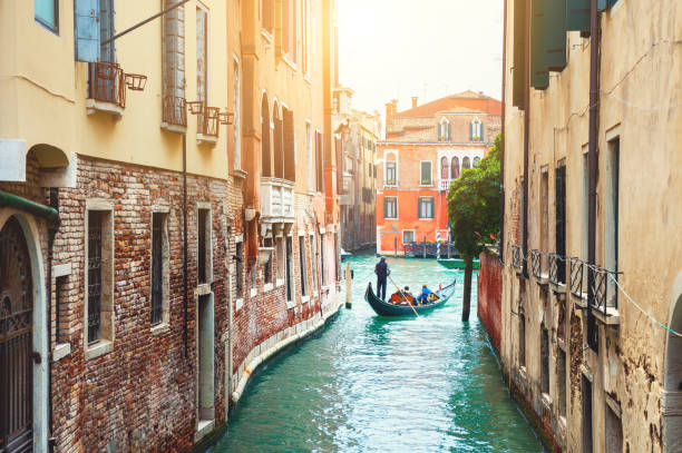 belo canal com arquitetura antiga em veneza, itália. - gondola - fotografias e filmes do acervo