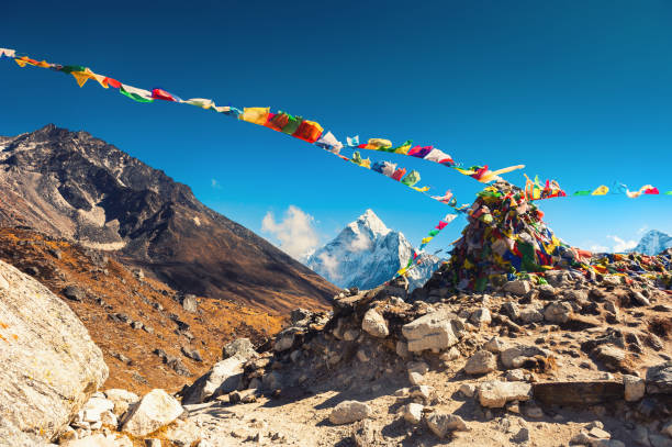 coloridas banderas de oración en el paso de thokla, himalayas, nepal. - many colored prayer flags fotografías e imágenes de stock