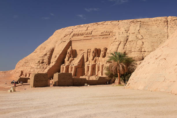 großer tempel von ramses ii. mit blauem himmel in abu simbel, ägypten - abu simbel stock-fotos und bilder