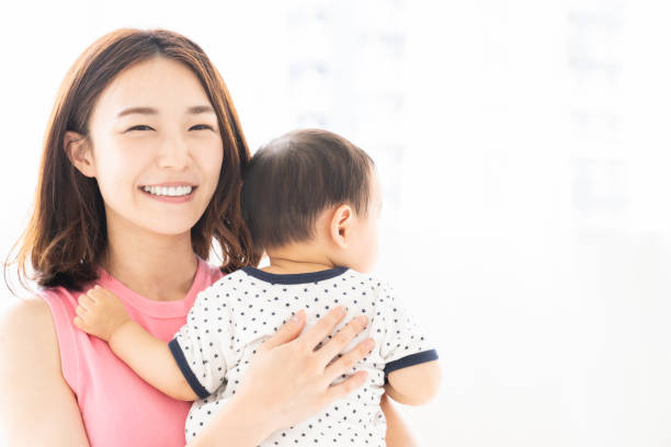 mãe asiática e bebê - fun simplicity children only color image - fotografias e filmes do acervo