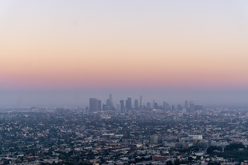 Puesta de sol sobre el centro de Los Ángeles desde el Observatorio Griffith photo