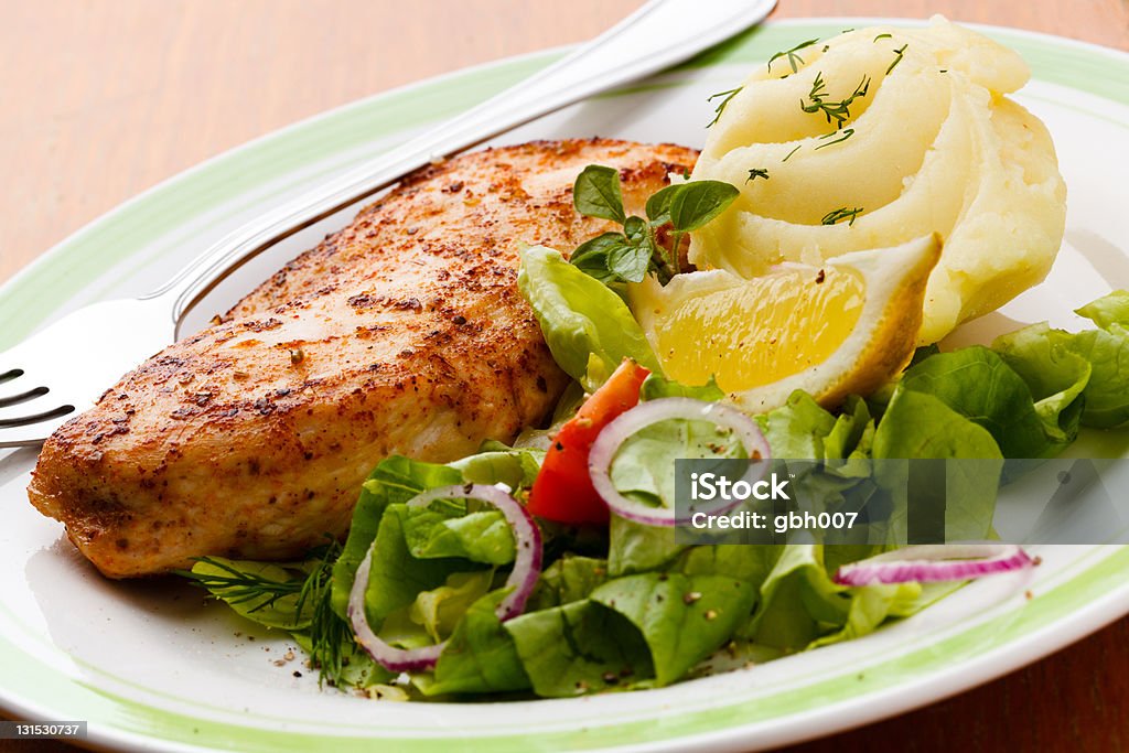 Filete de pollo a la parrilla y puré de papas - Foto de stock de Alimento libre de derechos