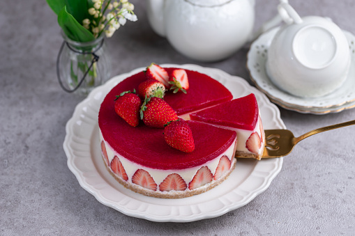 Delicious cheesecake with fresh strawberries without baking
