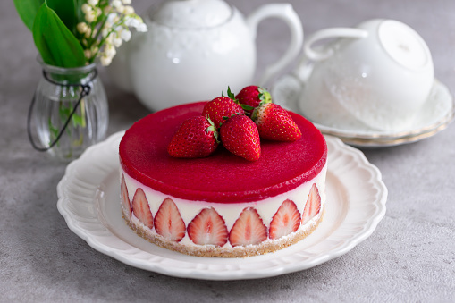 Delicious cheesecake with fresh strawberries without baking