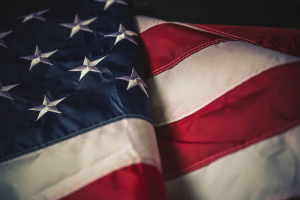bandiera degli stati uniti su sfondo scuro - american flag foto e immagini stock