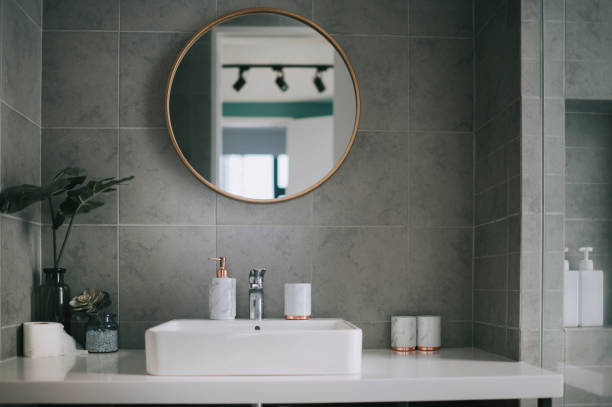 innenausstattung des badezimmers mit spiegelreflex und waschbecken - bathroom bathroom sink sink design stock-fotos und bilder