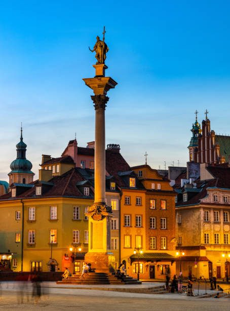 piazza del castello con la colonna sigismund iii waza nel centro storico di varsavia, polonia - warsaw old town square foto e immagini stock