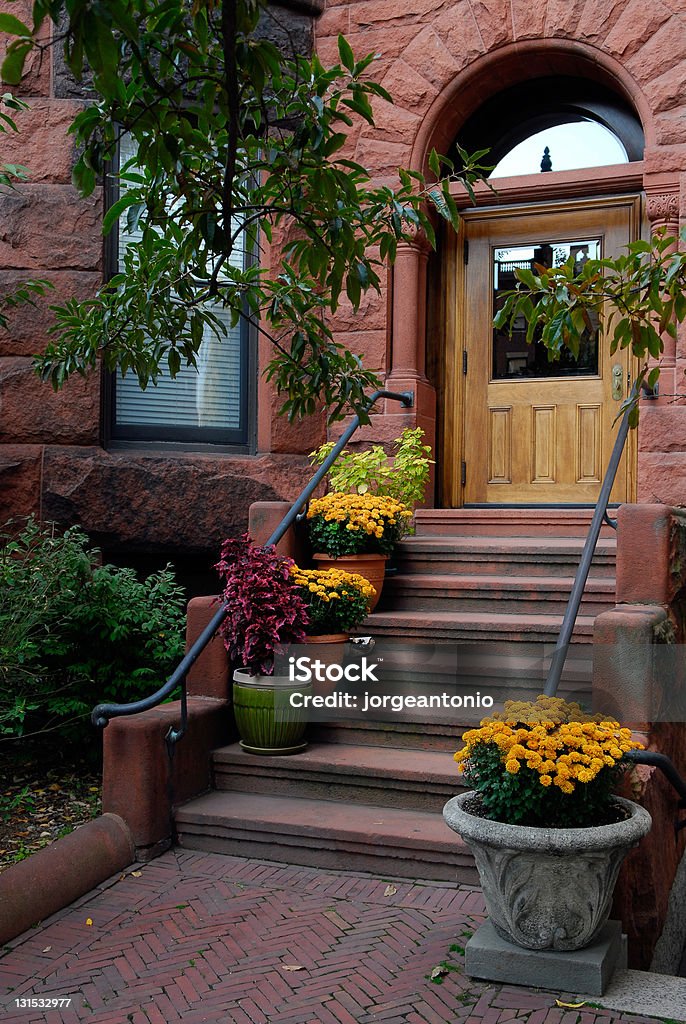 Elegante Brownstone entrada - Foto de stock de Amarelo royalty-free