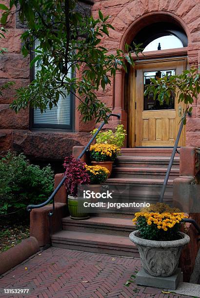 Foto de Elegante Brownstone Entrada e mais fotos de stock de Amarelo - Amarelo, Arenito castanho-avermelhado, Arquitetura