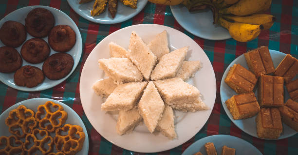 singhalesisch und tamil enden neue jahre feier, traditionelle süßigkeiten und essen tisch, - tamil stock-fotos und bilder