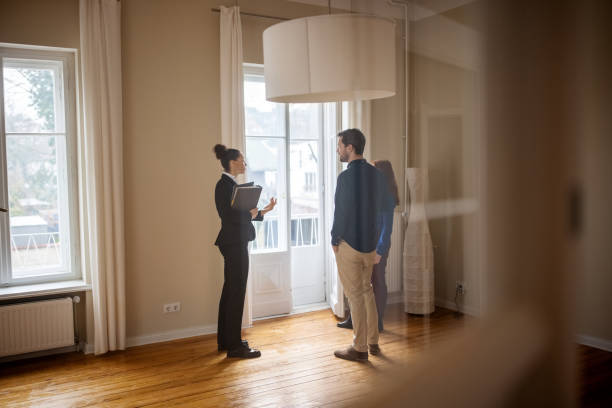 agente de bienes raíces vendiendo casa a una pareja joven - real estate agent fotografías e imágenes de stock