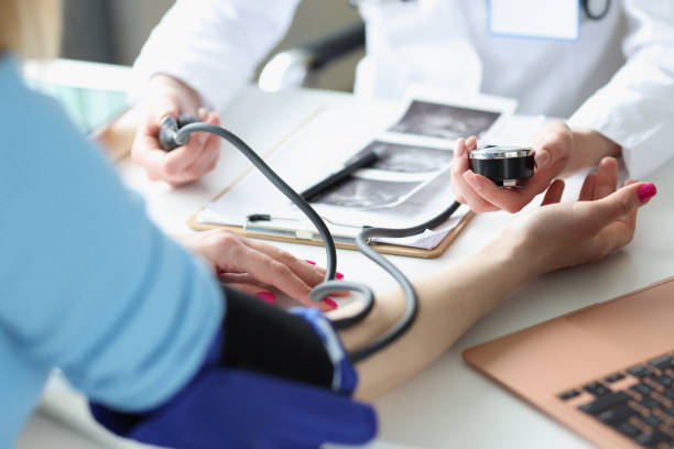 médico mide presión arterial de mujer en cierre de clínica - human heart physical pressure arterial doctor fotografías e imágenes de stock