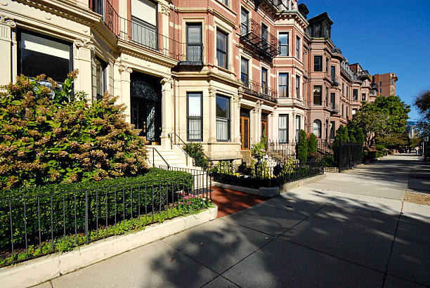 quartier résidentiel de back bay, à boston - residential structure house luxury brownstone photos et images de collection