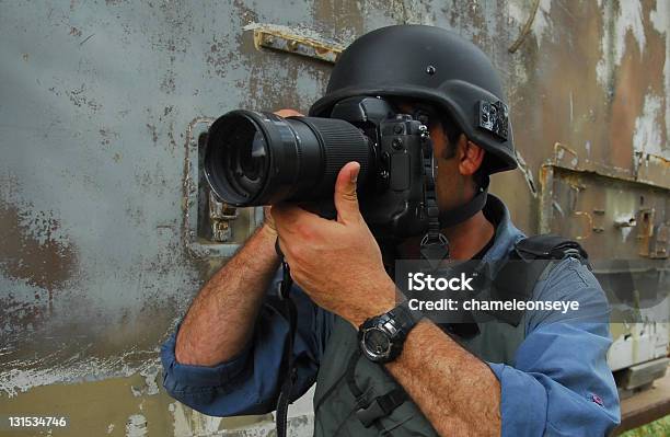 Photo libre de droit de Photojournaliste Photographe De Presse banque d'images et plus d'images libres de droit de Guerre - Guerre, Journaliste, Photographe