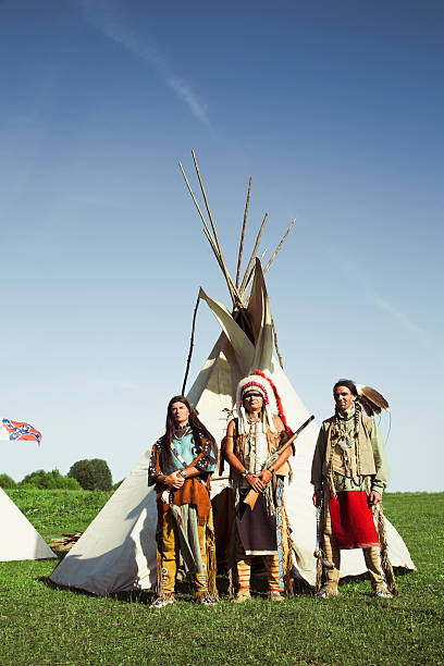 ノースアメリカンインディアンのグループ - wigwam tent north american tribal culture indigenous culture ストックフォトと画像