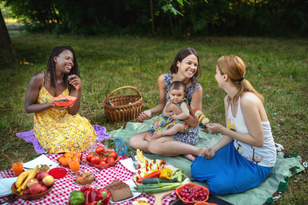 mangiare vegano sano in natura - picnic family barbecue social gathering foto e immagini stock