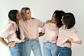 multikulturelle-vielfalt-und-freundschaft-gruppe-unterschiedlicher-frauen-ethnischer-herkunft.jpg?b=1&s=170x170&k=20&c=Dk9Etdqyn17oDKrUO6wpreciLtUqaB-D02DXGCQXyhE=