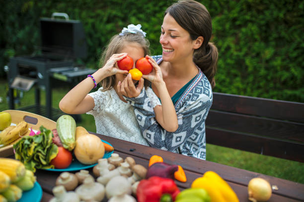 mangiare salute vegana - barbecue - picnic family barbecue social gathering foto e immagini stock