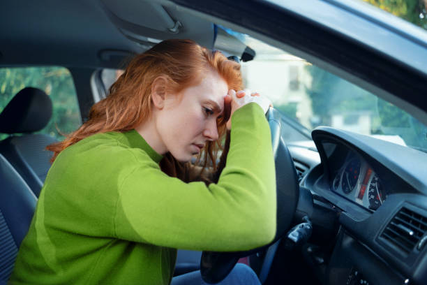 donna preoccupata ritratto seduto e alla guida della sua auto - car insurance women driving foto e immagini stock