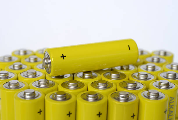 grupo de baterias amarelas aa - aa size - fotografias e filmes do acervo