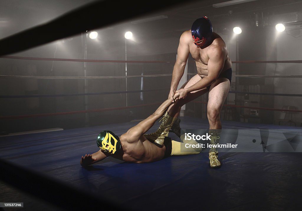 Dos enmascarado wrestlers lucha en grungy anillo - Foto de stock de Lucha libre mexicana libre de derechos