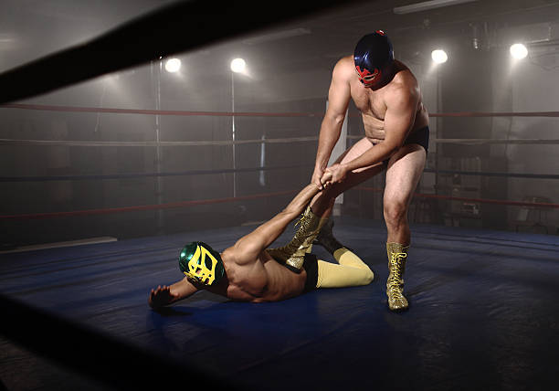 dois ocultos wrestlers luta no ringue de grunge - wrestling mask imagens e fotografias de stock