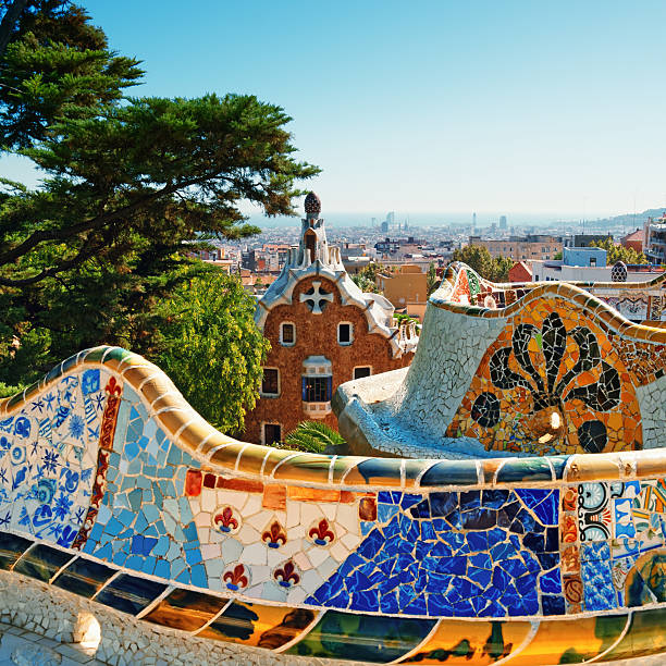parc guell à barcelone, espagne - mosaic tile antonio gaudi art photos et images de collection