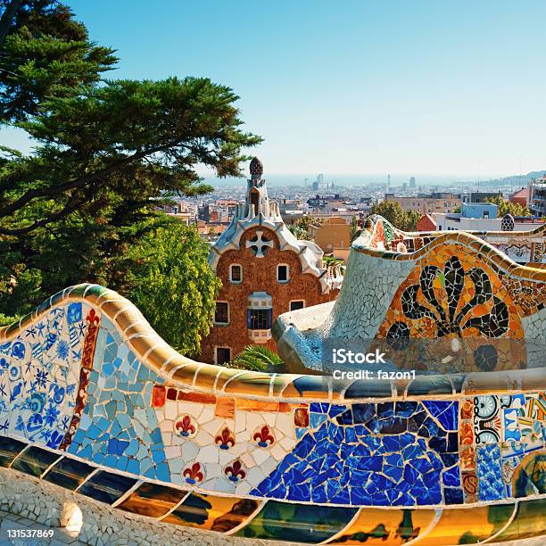 Parque Guell Em Barcelonaespanha - Fotografias de stock e mais imagens de Parque Guell - Parque Guell, Barcelona - Espanha, Parque público