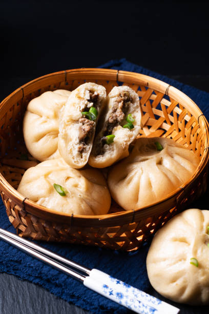 продовольственная концепция месте фокус домашних органических тусклый сумма baozi, или бао свинины китайский паровой булочки на черном фоне  - dim sum стоковые фото и изображения