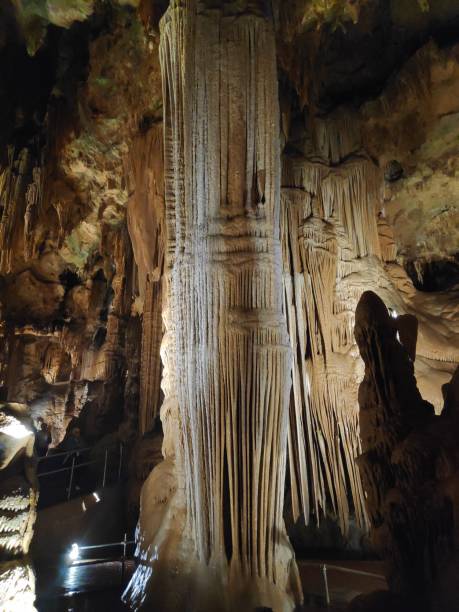 cavernes de luray, virginie. - blue ridge mountains mountain virginia mountain range photos et images de collection