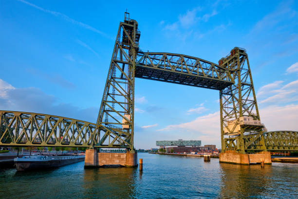 ロッテルダムのコニングスハーフェンに架かるデ・ヘフまたはコニングスハーフェンブルグ鉄道リフト橋 - vertical lift bridge ストックフォトと画像