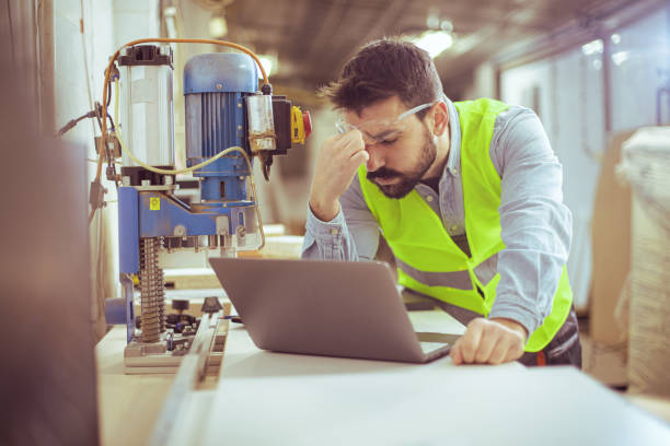 lavori estenuante - frustration computer men emotional stress foto e immagini stock