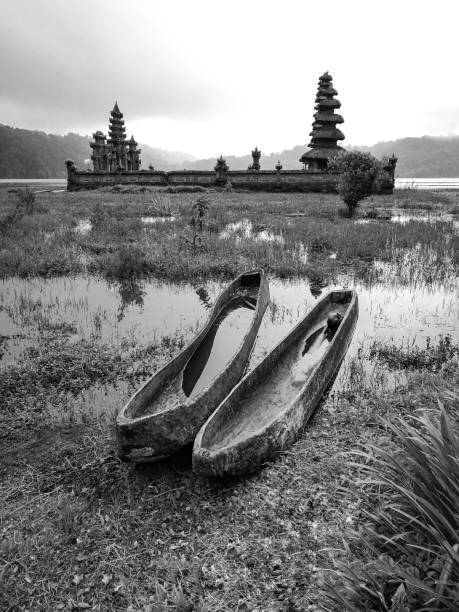 An old boat that was used by residents in ancient times to find fish in Tamblingan lake