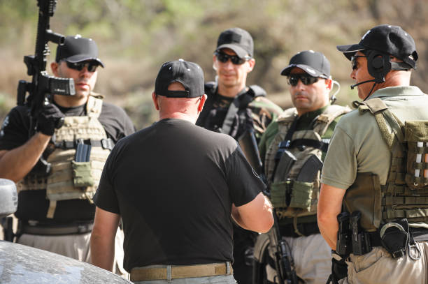 comandante desega la tarea de entrenar a la unidad antiterrorista - counter terrorism fotografías e imágenes de stock